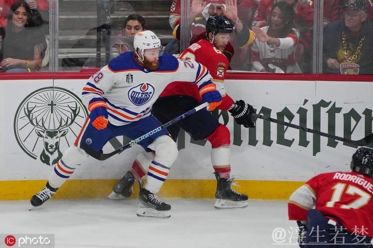 总决赛G4：埃德蒙顿油人惊险5-4逆转佛罗里达美洲豹 精彩集锦