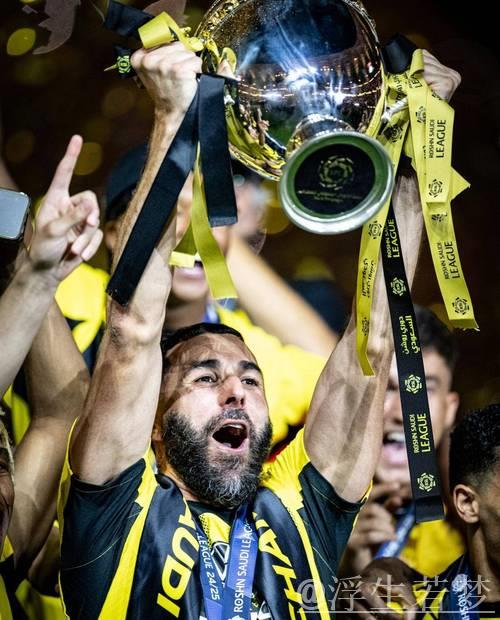 本泽马37岁仍势不可挡：60分钟梅开二度助队夺冠，赛季33场砍下25球拿下双冠